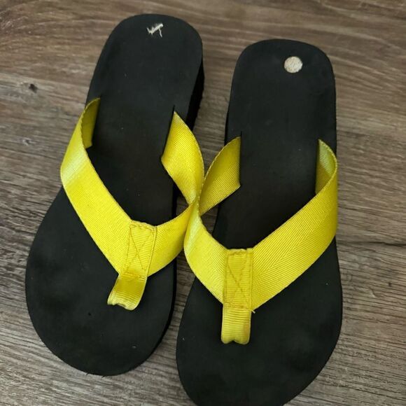 Unbranded Yellow Flip Flops Size 6 - Picture 2 of 5